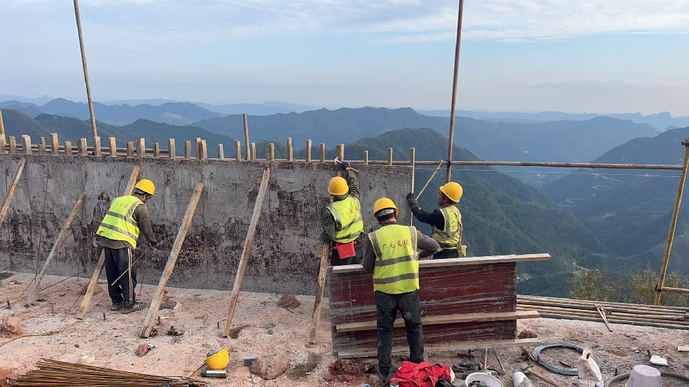 筑路修橋后，群山闊然時 ——劍閣縣下寺至利州區(qū)月壩公路項目（三個石至硝洞埡段）高質(zhì)量建設(shè)側(cè)記